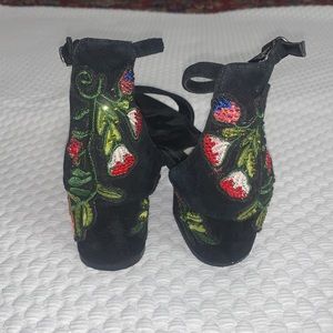 Steve Madden Inca Black with embroidered flowers